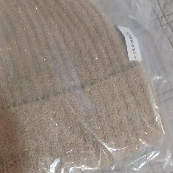 Women's winter hat - Picture 2 of 2